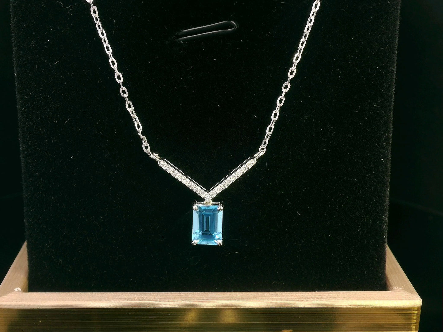 18K gold Blue Topaz necklace with 1.04 Ct emerald-cut Blue Topaz and 0.08 Ct diamonds, luxury gemstone necklace