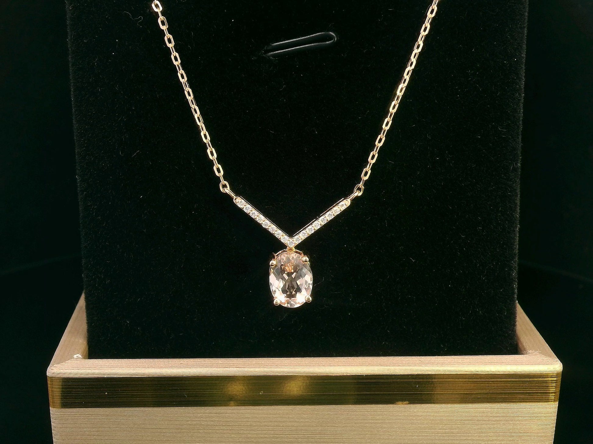 18K gold oval morganite necklace with 1.12 Ct morganite and 0.08 Ct diamonds, luxury gemstone pendant