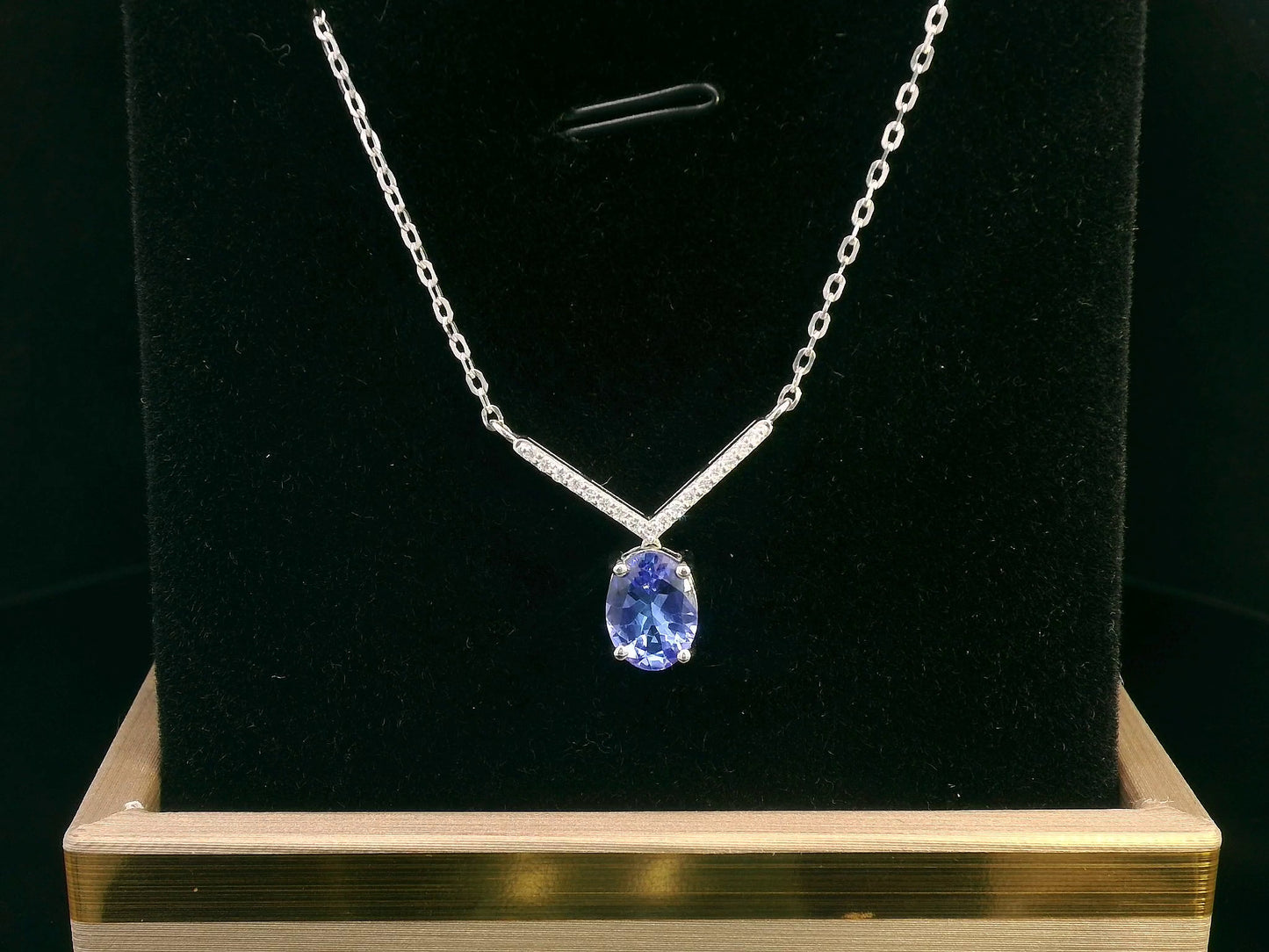 18K gold oval tanzanite necklace with 1.06 Ct tanzanite and 0.08 Ct diamonds, luxury gemstone necklace