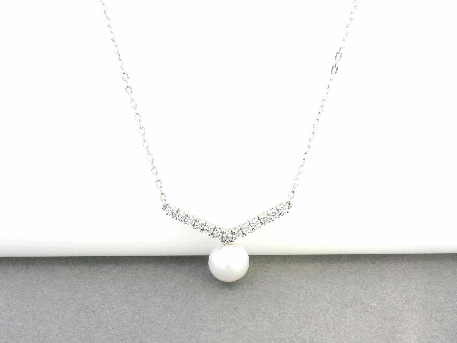 18K gold freshwater pearl necklace with 7x7.5MM pearl and 0.30 Ct diamonds, elegant pearl pendant jewelry