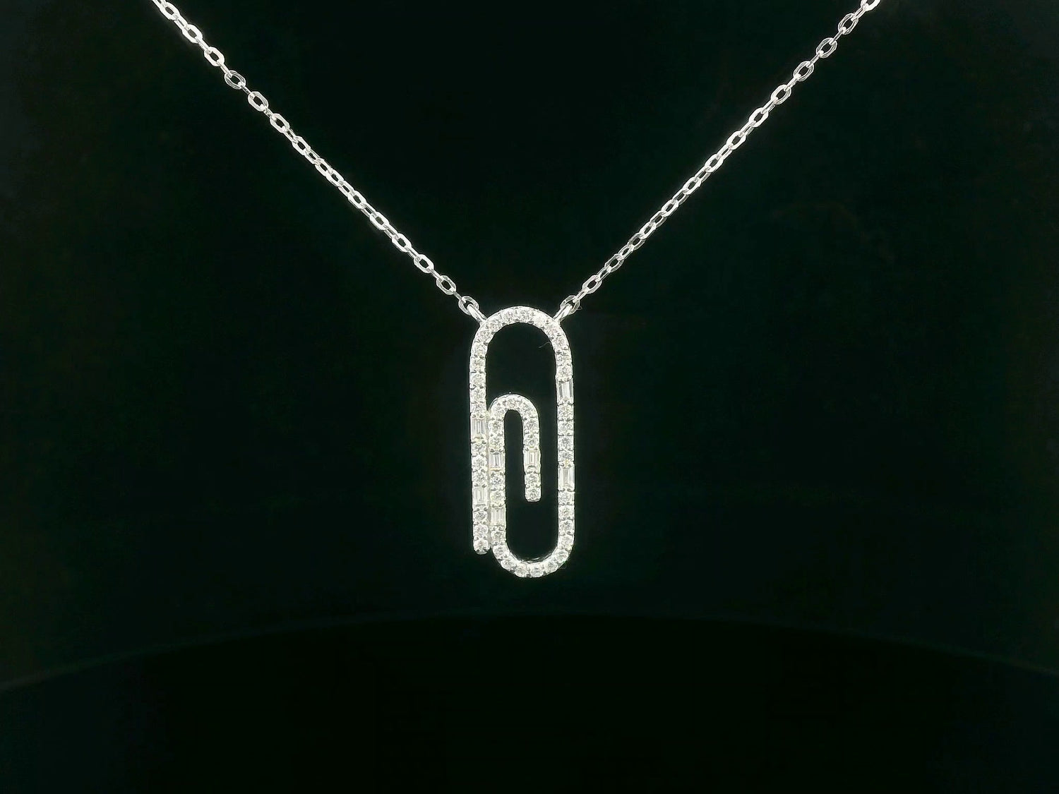 Paperclip-shaped diamond necklace in 18K gold with round and baguette diamonds totaling 0.48 carats