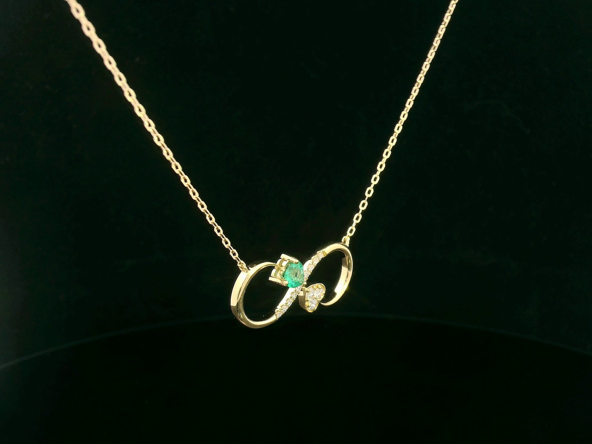 Yellow gold pendant with emerald and pavé diamonds