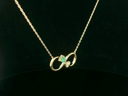 Yellow gold pendant with emerald and pavé diamonds