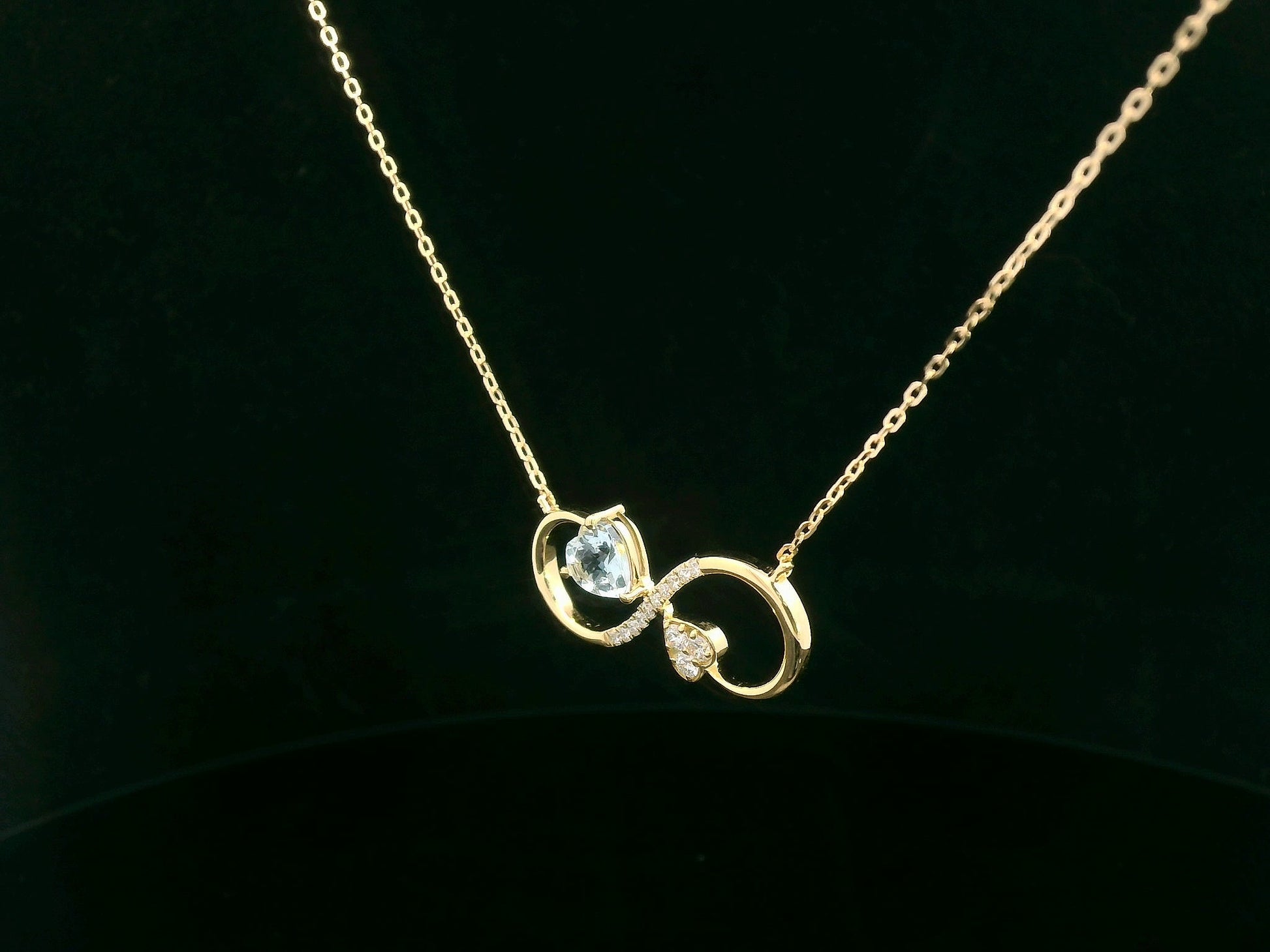 Yellow gold pendant with diamonds and aquamarine gemstone