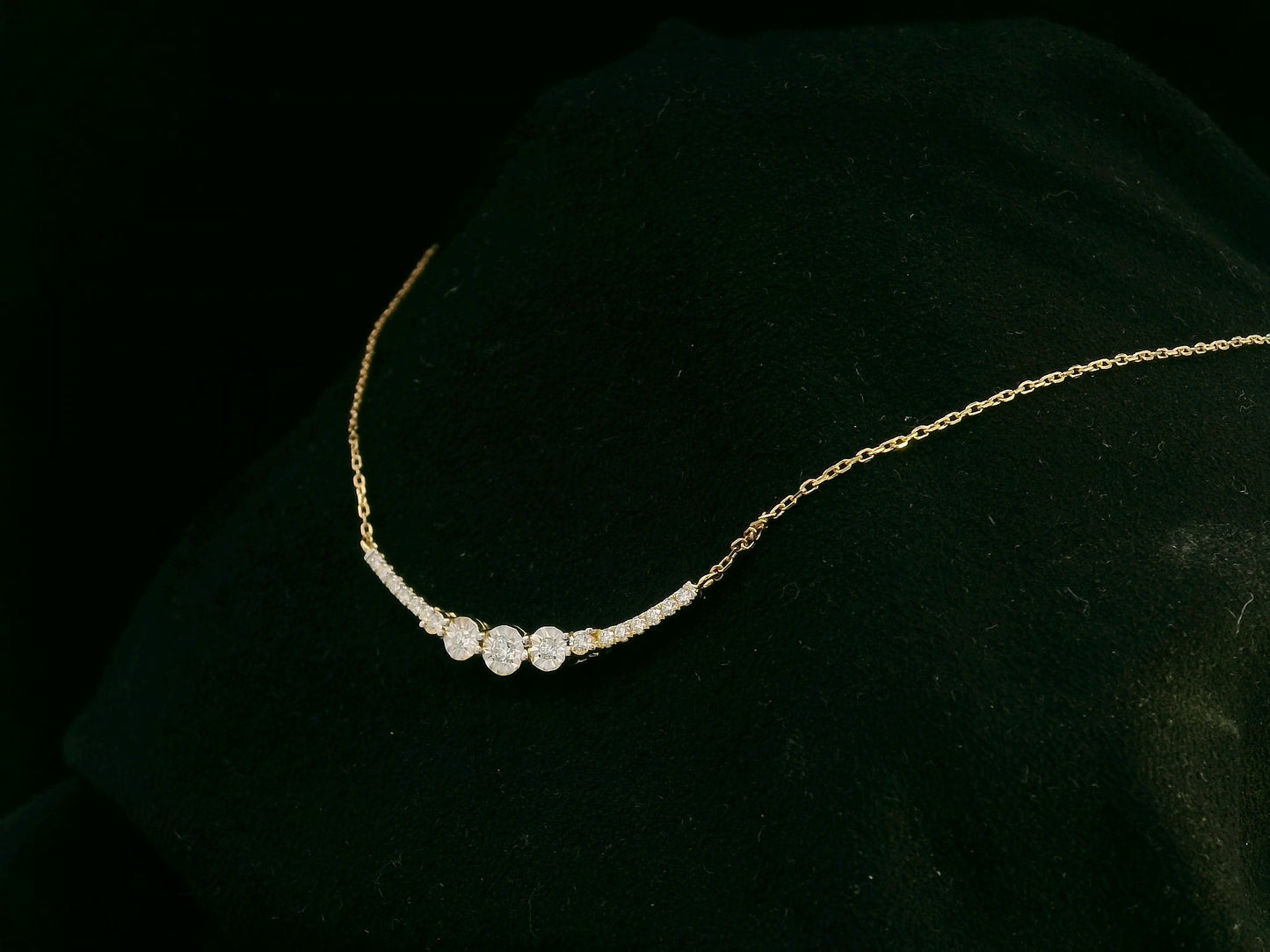 18K yellow gold diamond curve necklace – 0.15ct round brilliant diamonds in curved bar design, fine jewelry by Emirates Diamonds