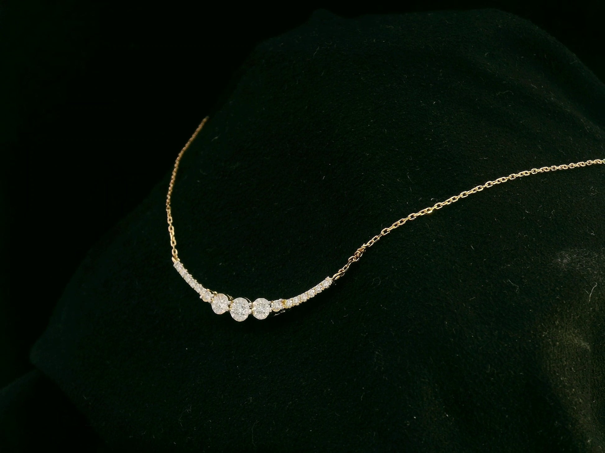 18K yellow gold diamond curve necklace – 0.15ct round brilliant diamonds in curved bar design, fine jewelry by Emirates Diamonds