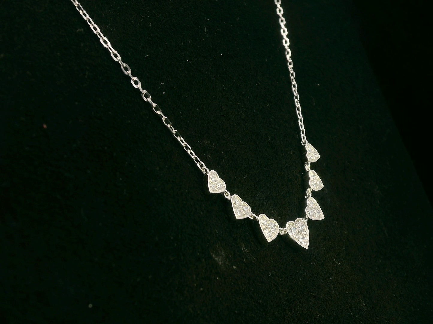 Diamond heart cascade necklace in 18K white gold – pavé hearts, 0.47 carat diamonds, Emirates Diamonds.