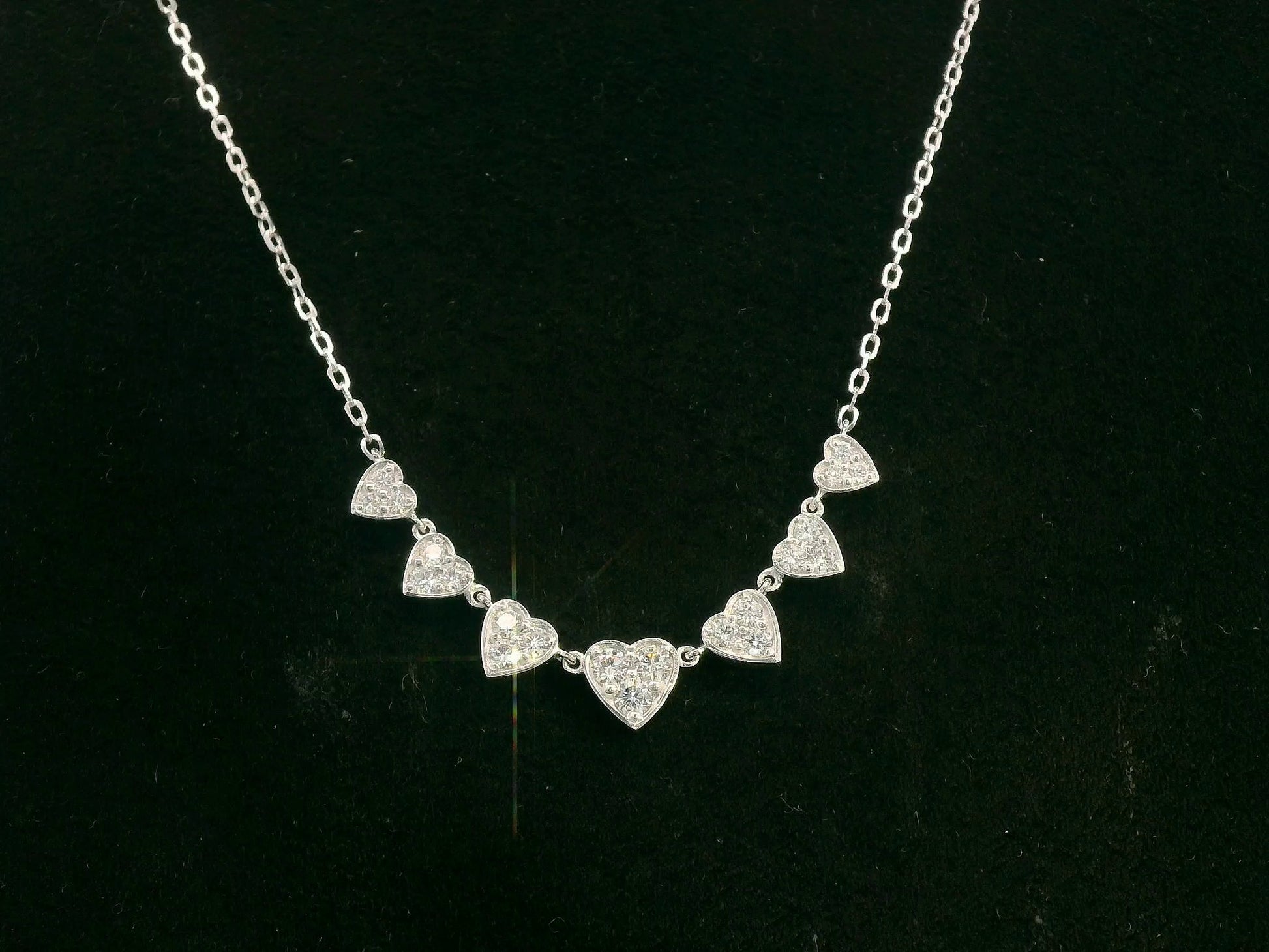 Diamond heart cascade necklace in 18K white gold – pavé hearts, 0.47 carat diamonds, Emirates Diamonds.