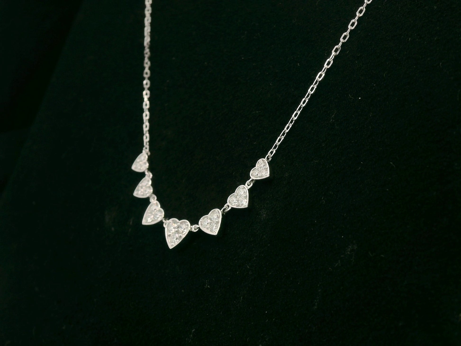 Diamond heart cascade necklace in 18K white gold – pavé hearts, 0.47 carat diamonds, Emirates Diamonds.