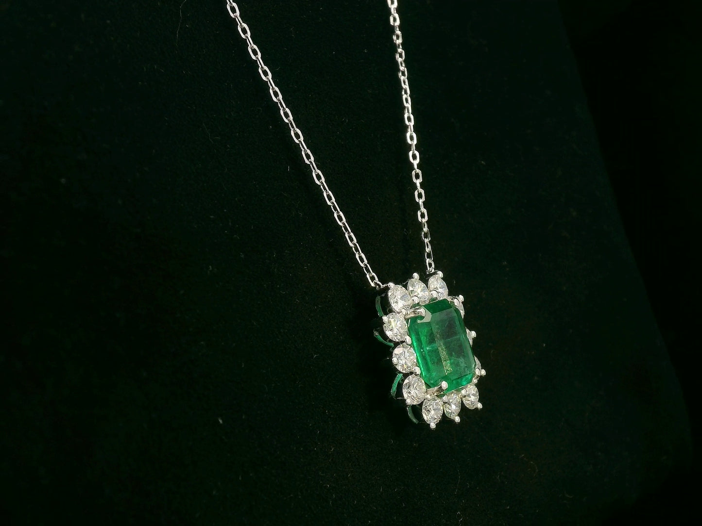 Emerald and diamond halo necklace in 18K white gold – 3.09ct emerald with 1.41ct diamond halo, fine jewelry by Emirates Diamonds