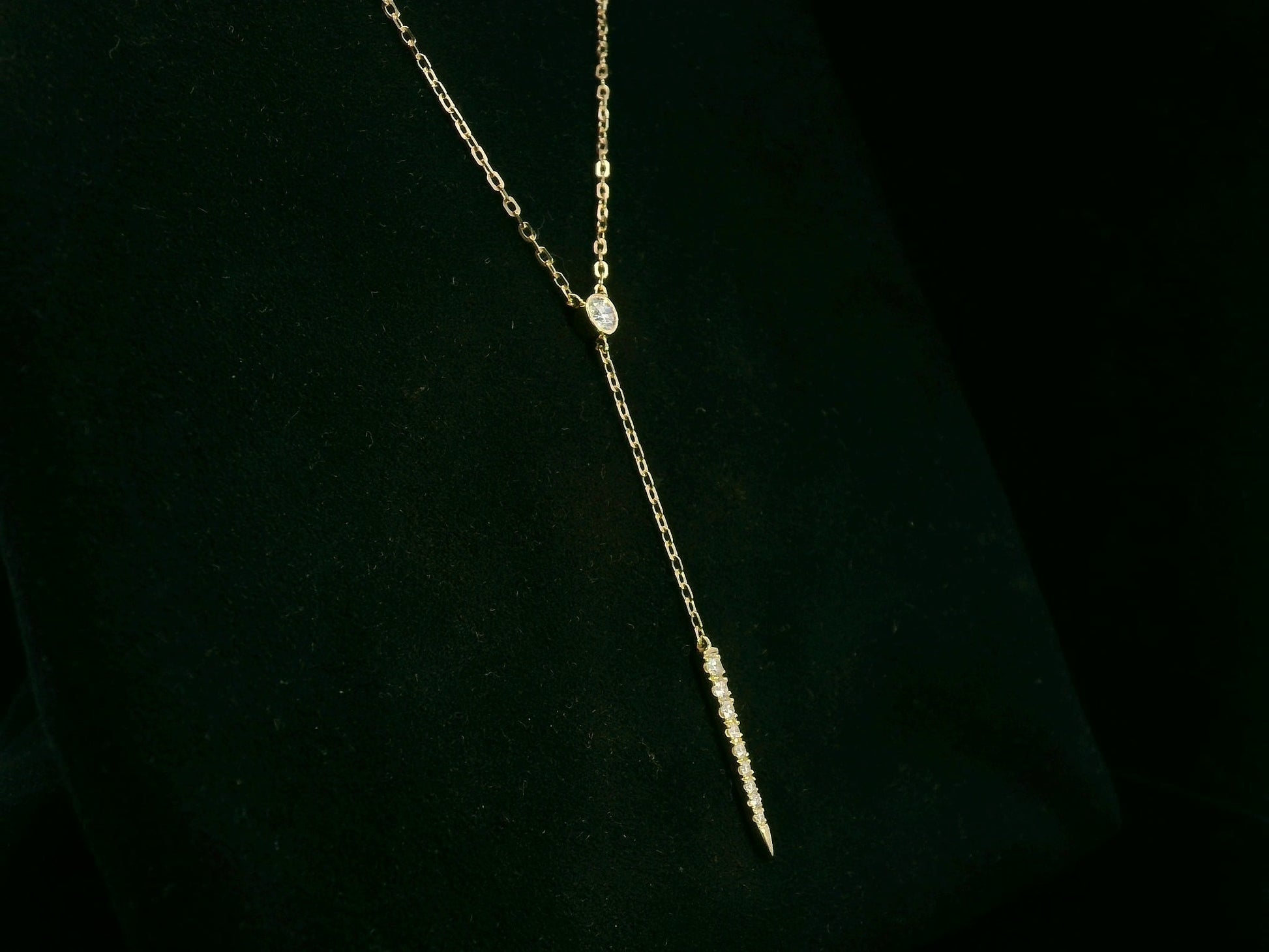 18K yellow gold diamond lariat necklace with bezel-set diamond and pavé drop – Emirates Diamonds.