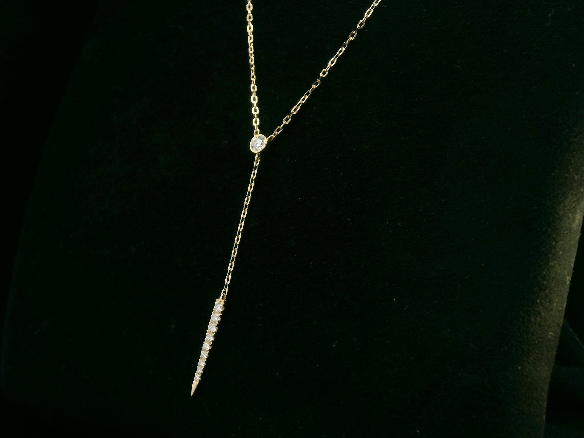 18K yellow gold diamond lariat necklace with bezel-set diamond and pavé drop – Emirates Diamonds.