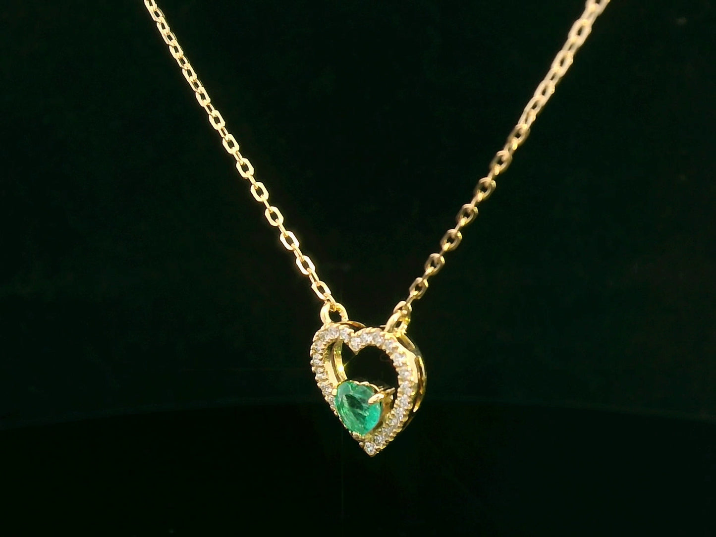 18K yellow gold heart-shaped emerald necklace with diamond halo – fine jewelry by Emirates Diamonds