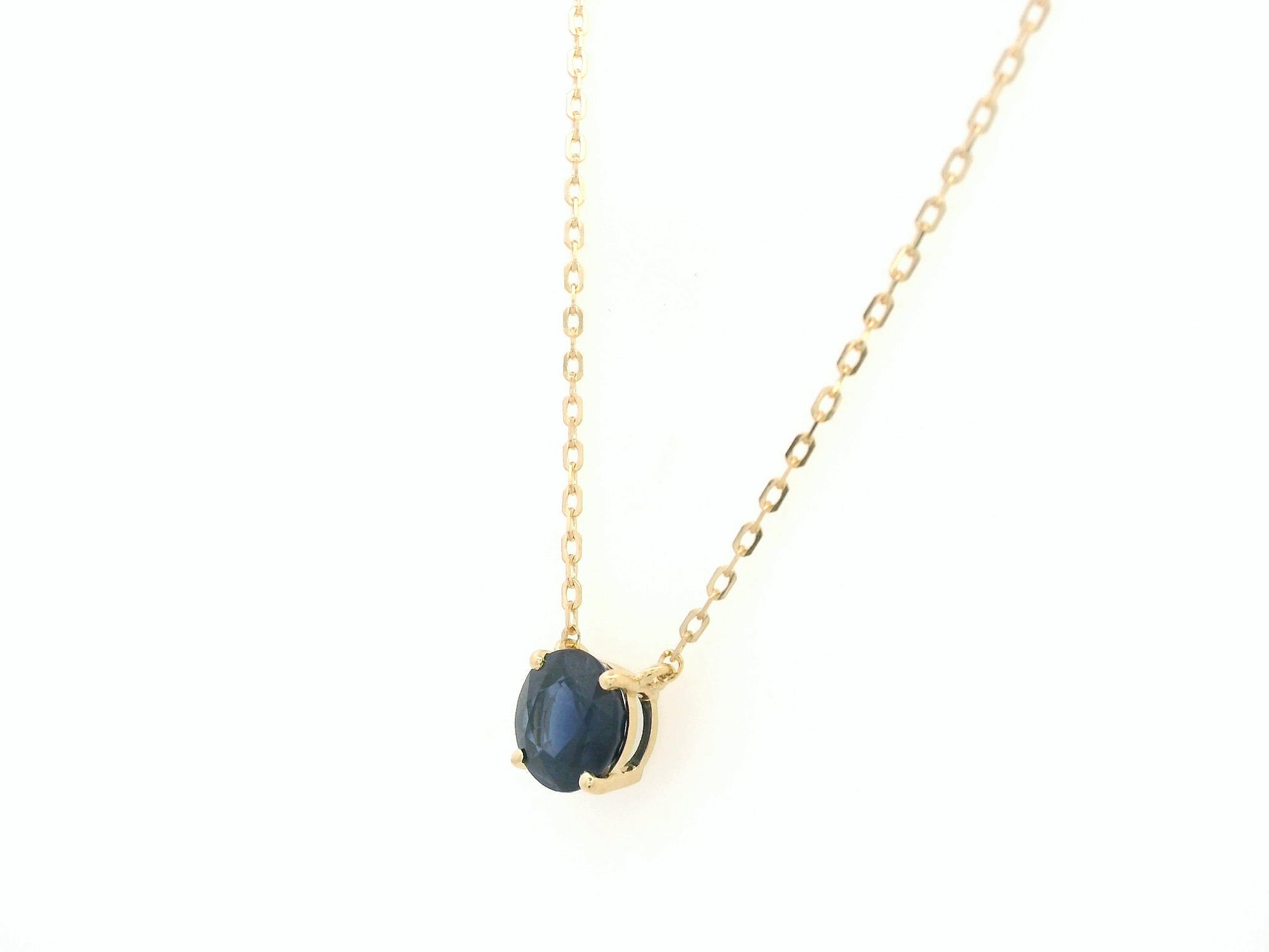 Round blue sapphire solitaire necklace in 18K yellow gold by Emirates Diamonds