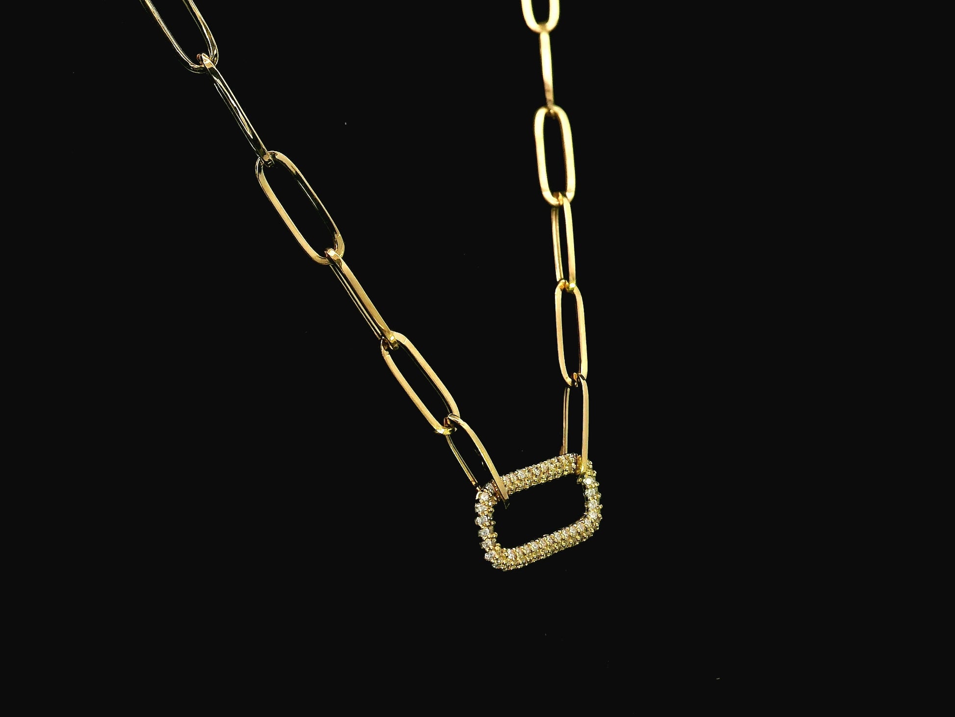 Diamond open link necklace in 18K yellow gold with pavé diamond elongated link – Emirates Diamonds
