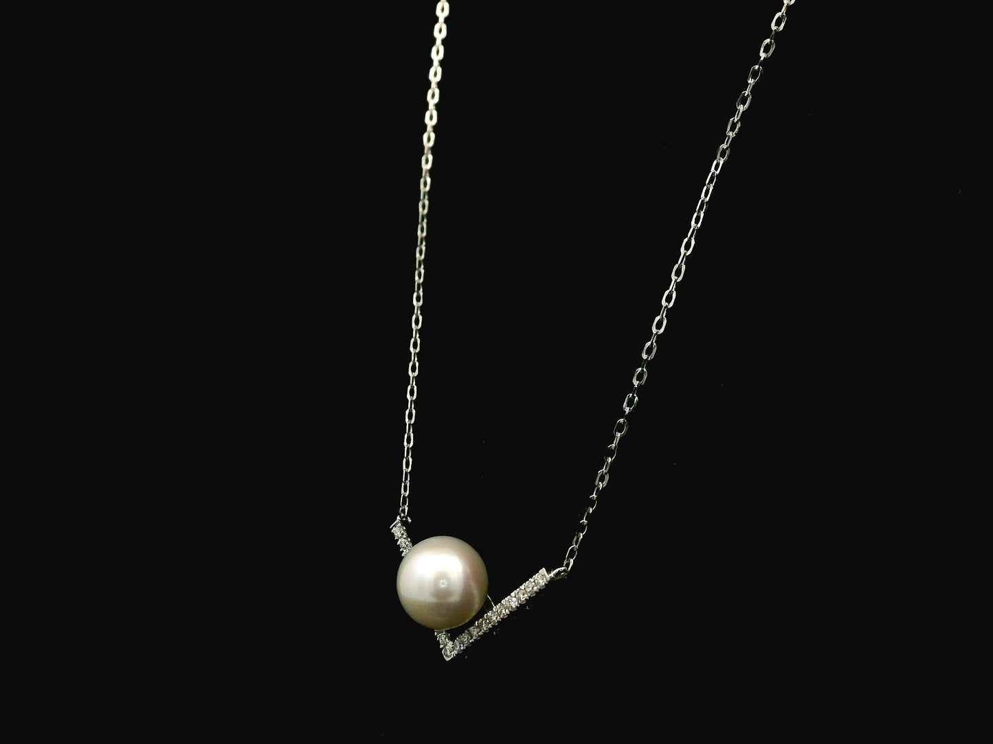 Freshwater pearl and diamond V necklace in 18K white gold with 8.5x9mm pearl – Emirates Diamonds