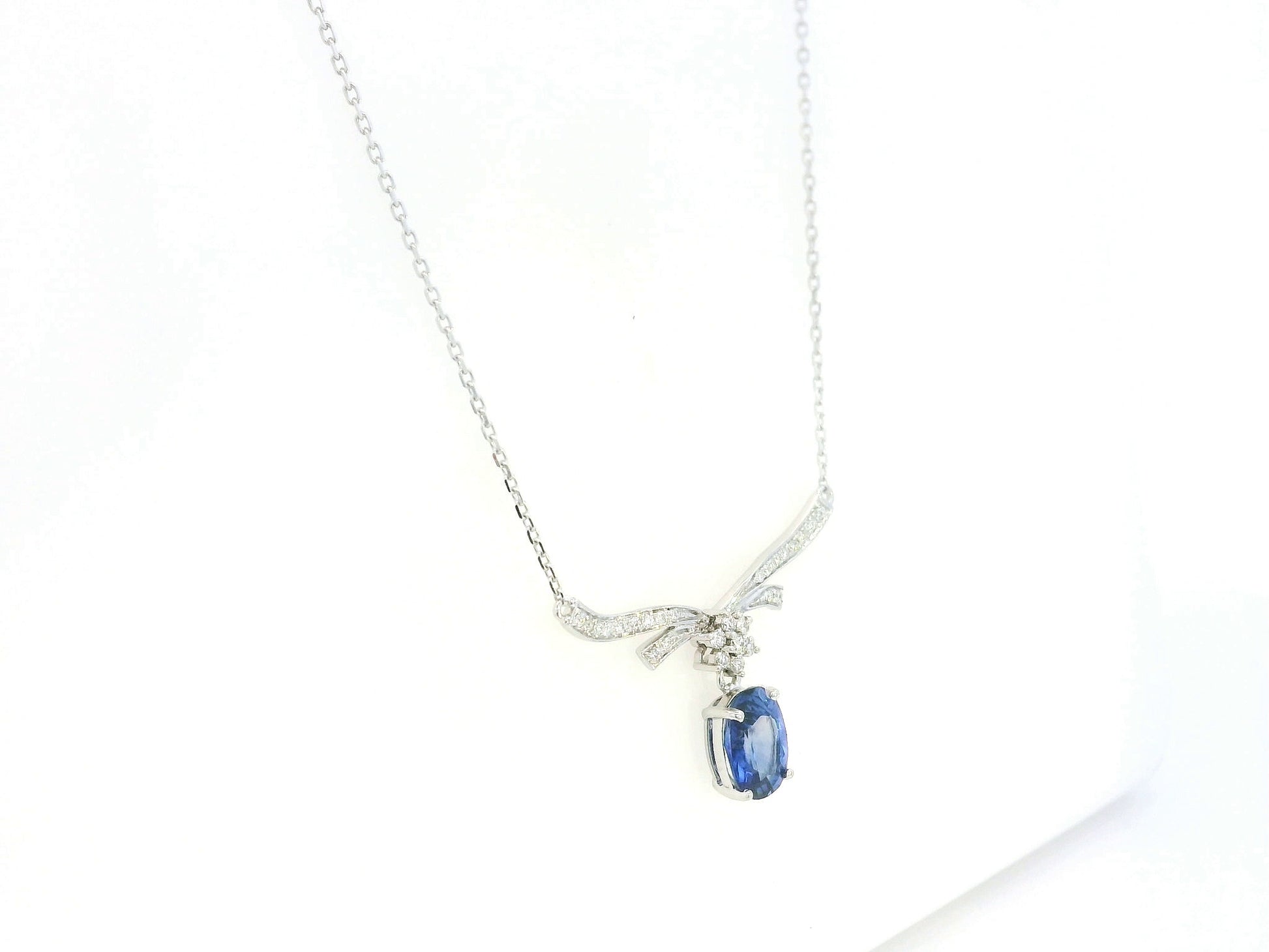 18K white gold blue sapphire diamond necklace 0.98 carat oval sapphire with diamond accents – Emirates Diamonds