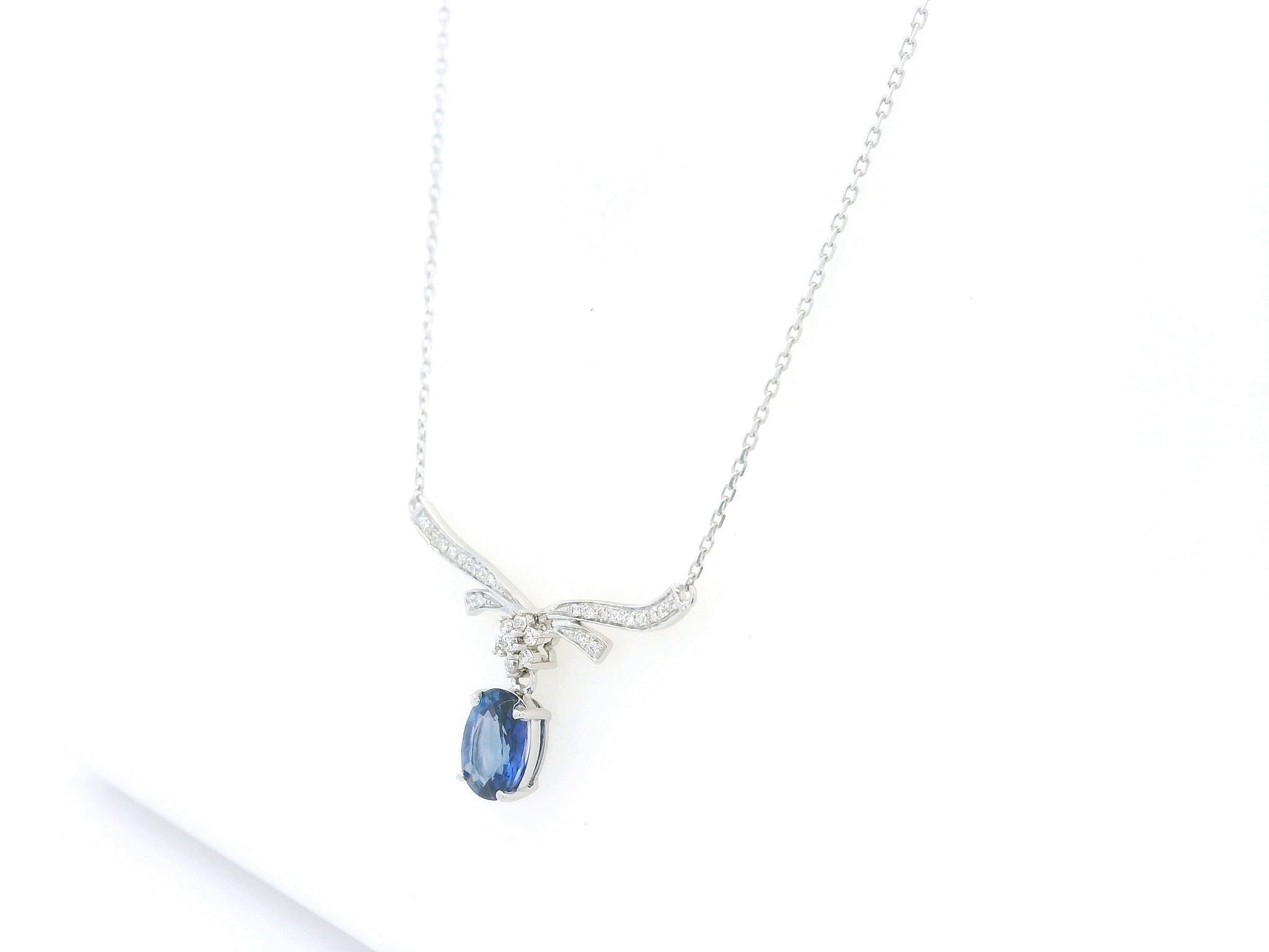 18K white gold blue sapphire diamond necklace 0.98 carat oval sapphire with diamond accents – Emirates Diamonds