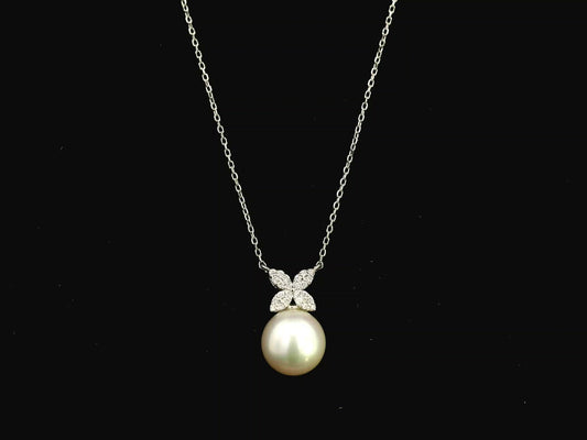 Freshwater pearl and diamond pendant necklace in 18K white gold
