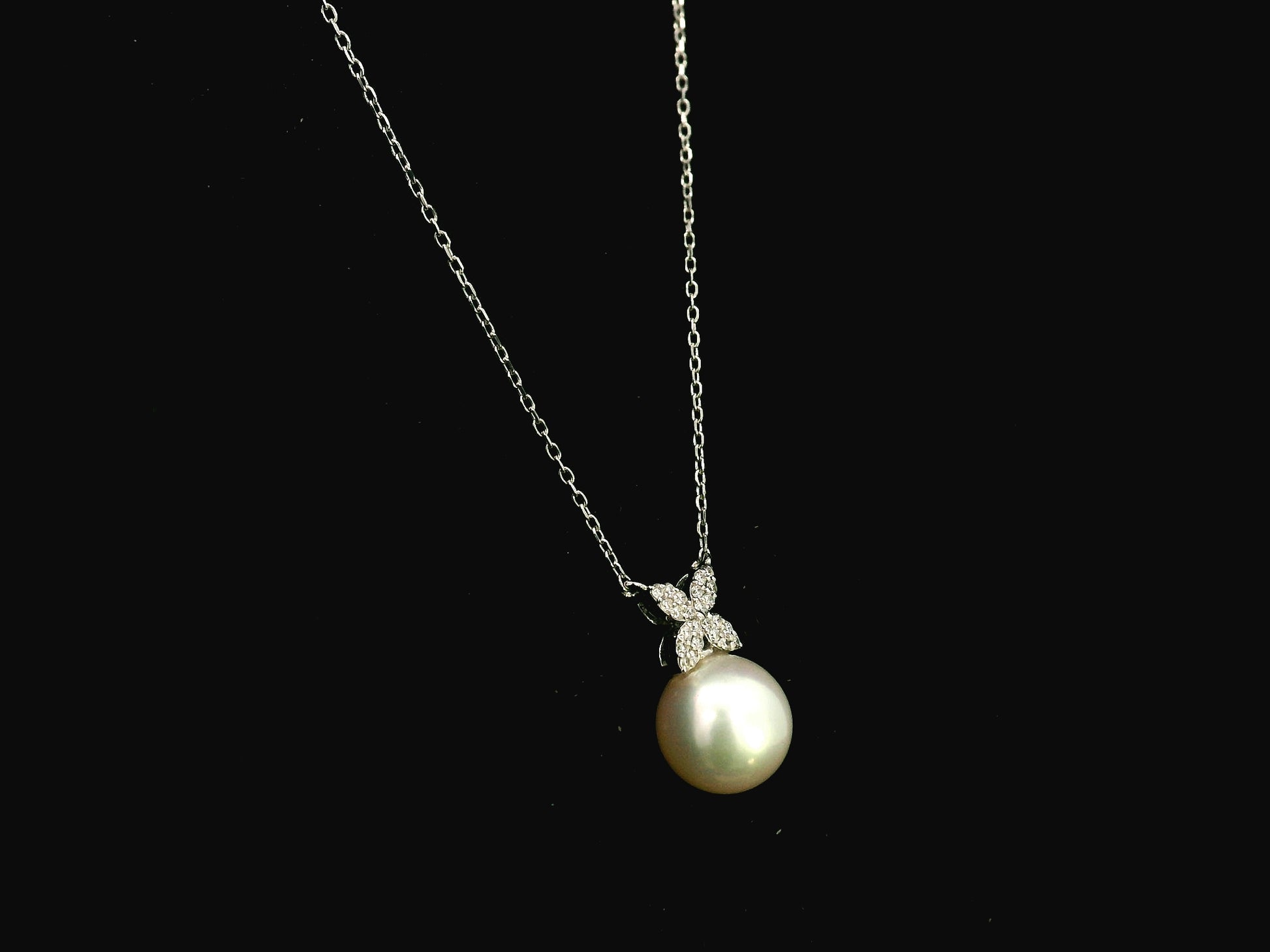 Freshwater pearl and diamond pendant necklace in 18K white gold
