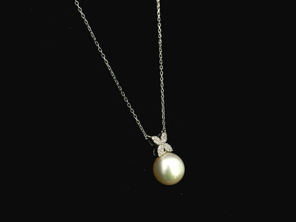 Freshwater pearl and diamond pendant necklace in 18K white gold