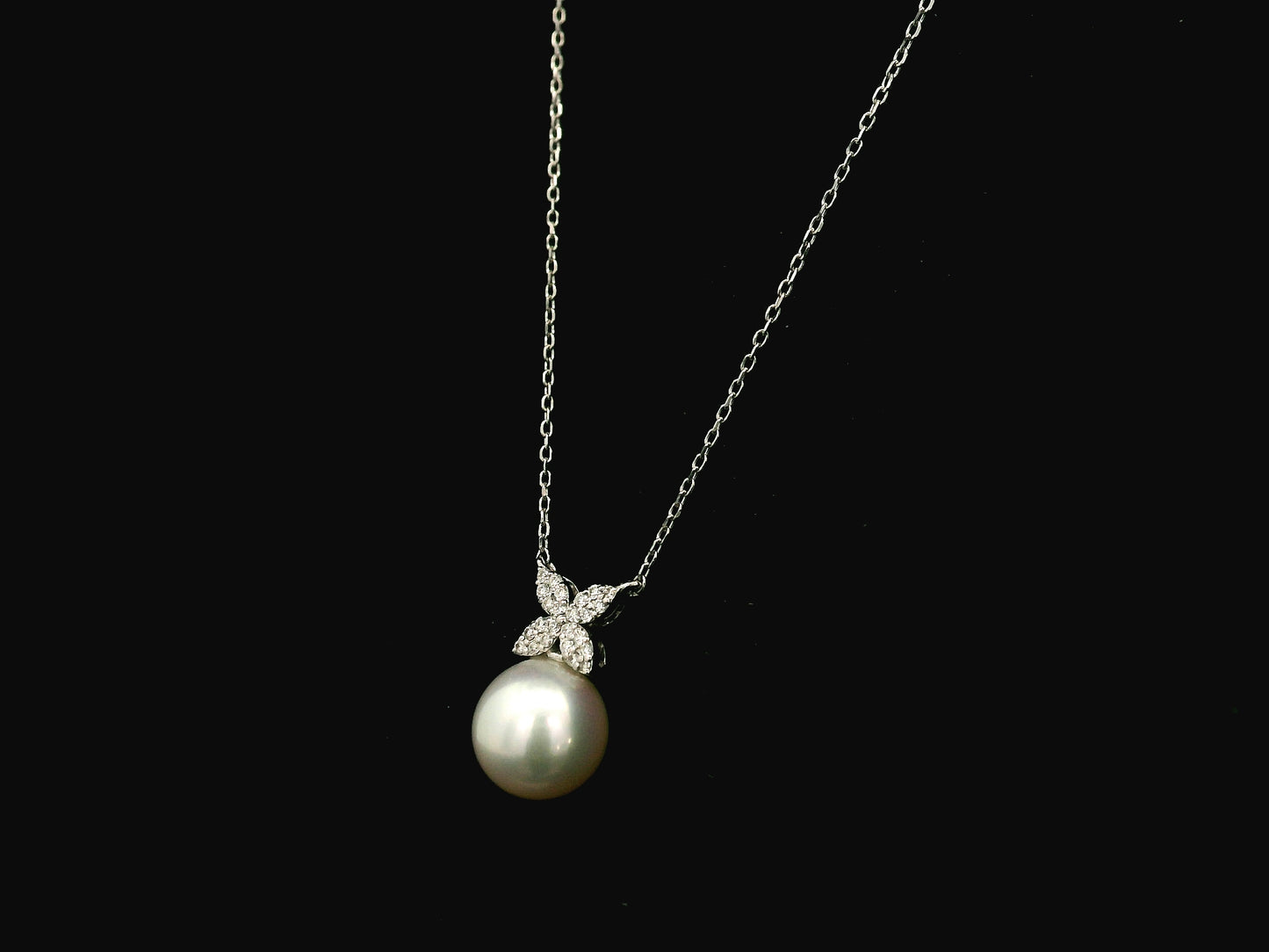 Freshwater pearl and diamond pendant necklace in 18K white gold
