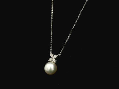 Freshwater pearl and diamond pendant necklace in 18K white gold
