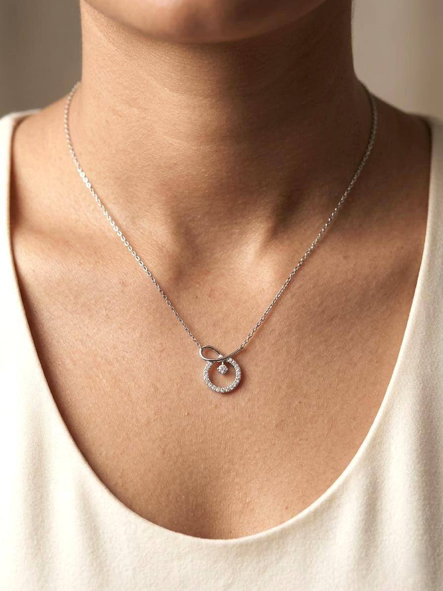 Diamond circle pendant necklace in 18K white gold with 0.20 carat natural diamonds