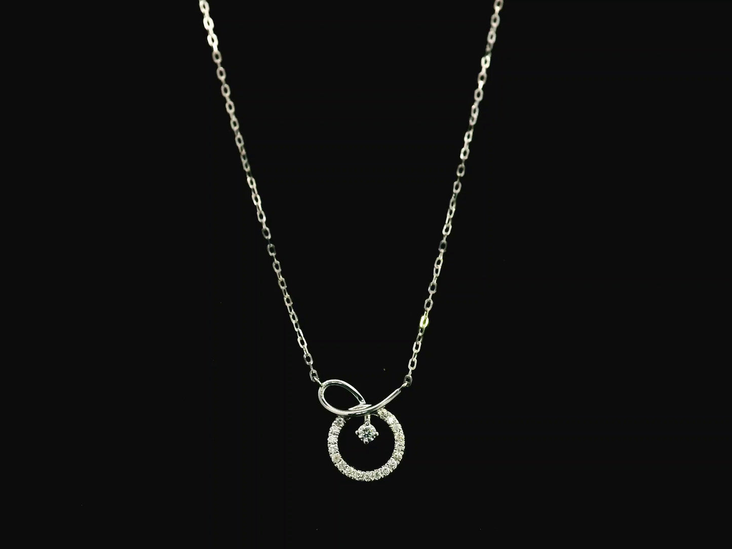 Diamond circle pendant necklace in 18K white gold with 0.20 carat natural diamonds