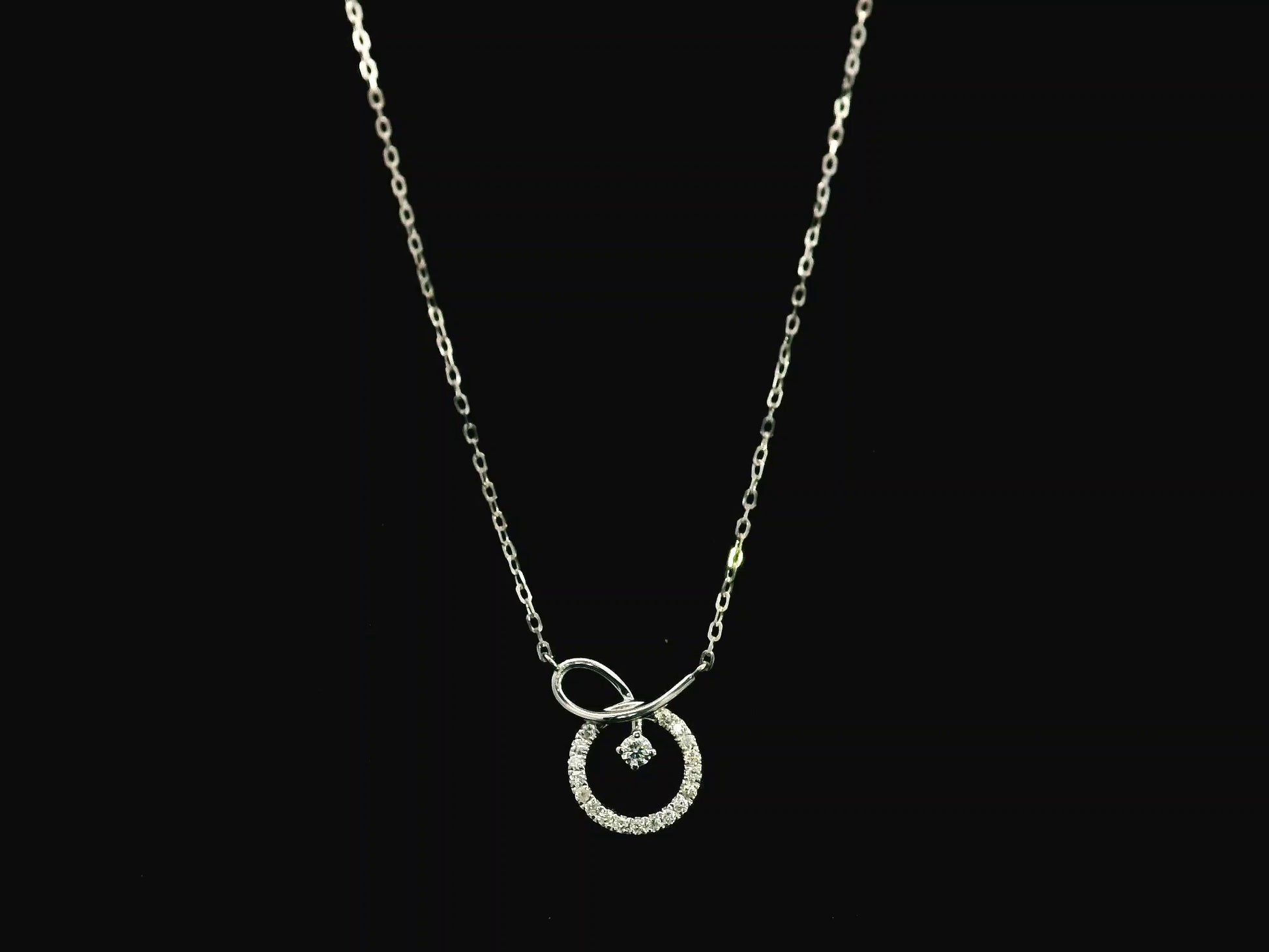 Diamond circle pendant necklace in 18K white gold with 0.20 carat natural diamonds