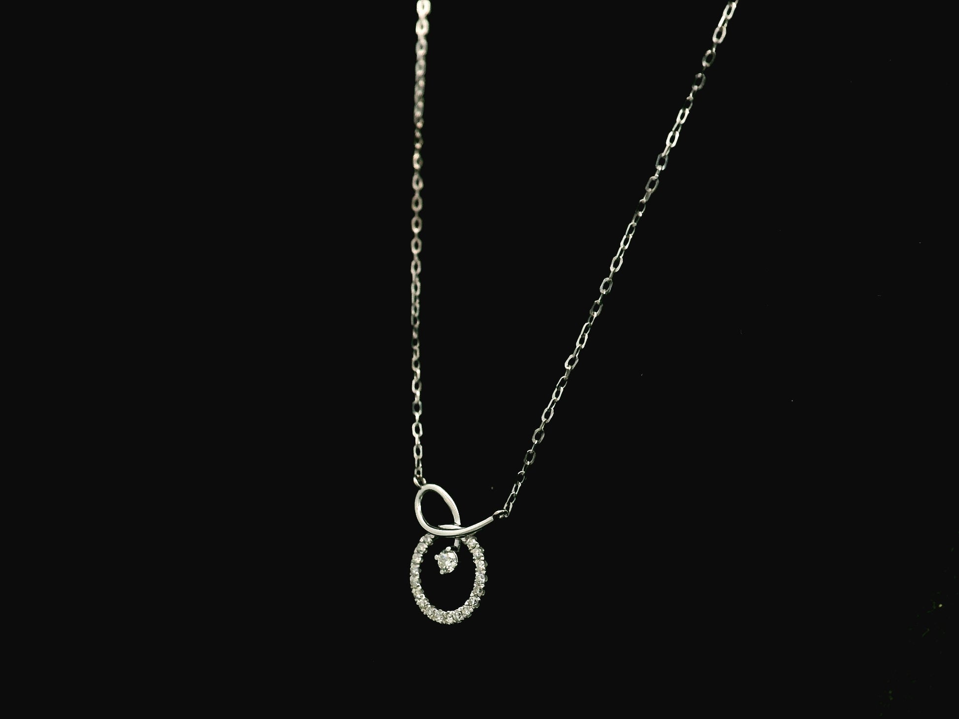 Diamond circle pendant necklace in 18K white gold with 0.20 carat natural diamonds