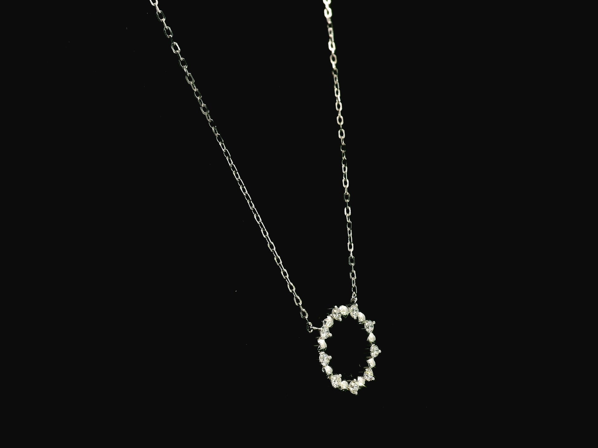 Diamond circle pendant necklace in 18K white gold with 0.33 carat natural diamonds