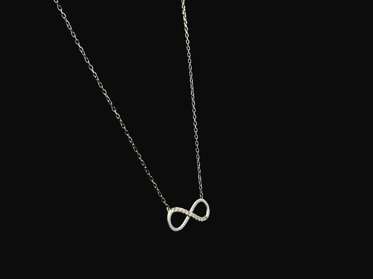 Diamond infinity necklace in 18K white gold with 0.05 carat natural diamonds