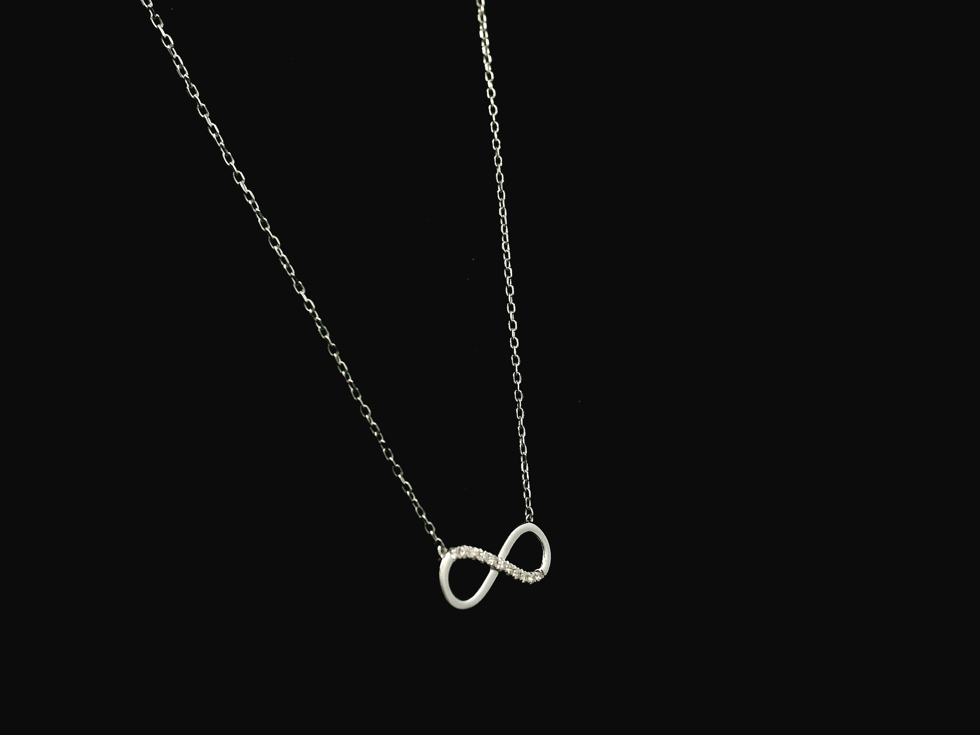 Diamond infinity necklace in 18K white gold with 0.05 carat natural diamonds