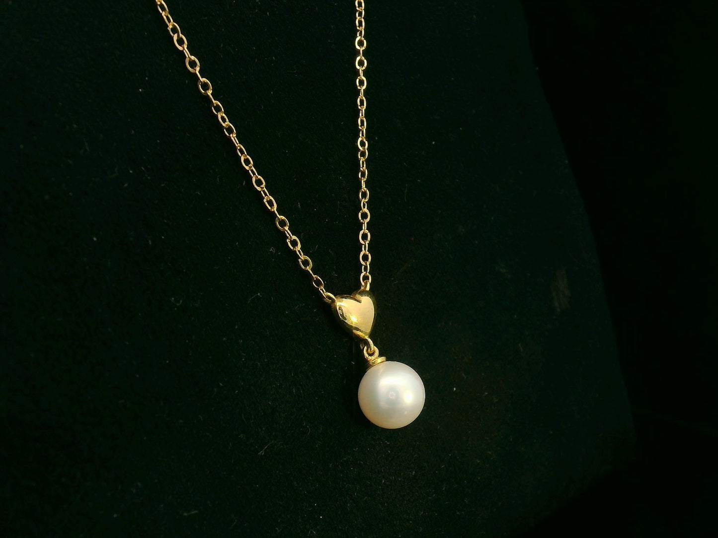 Freshwater pearl pendant necklace in 18K yellow gold, 7.5×8 mm pearl, heart-shaped design — Emirates Diamonds