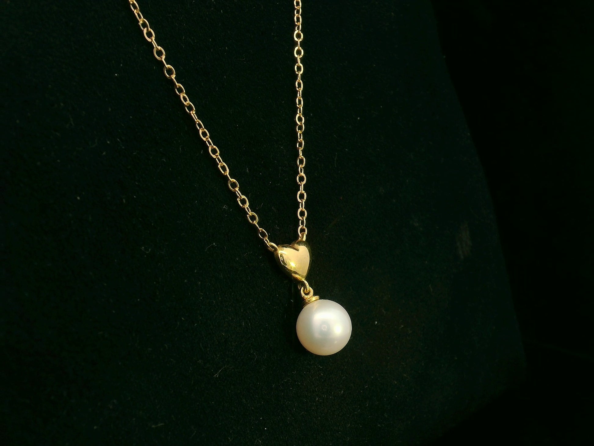 Freshwater pearl pendant necklace in 18K yellow gold, 7.5×8 mm pearl, heart-shaped design — Emirates Diamonds