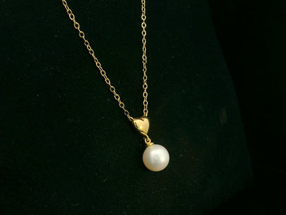 Freshwater pearl pendant necklace in 18K yellow gold, 7.5×8 mm pearl, heart-shaped design — Emirates Diamonds