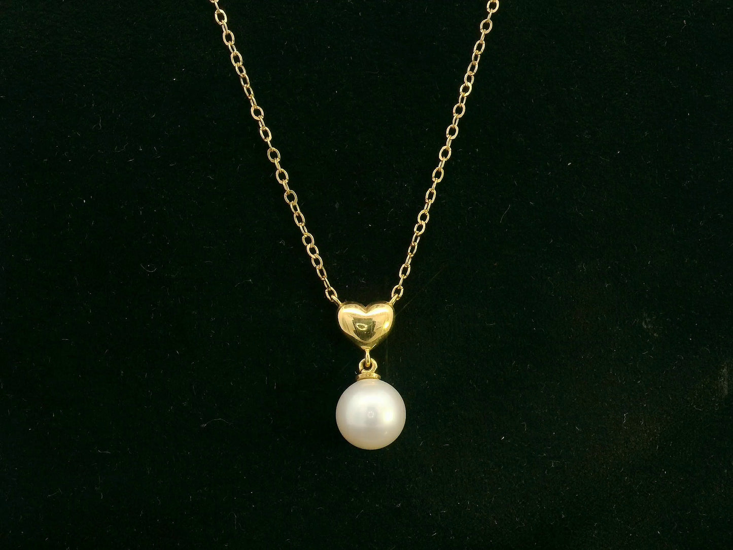 Freshwater pearl pendant necklace in 18K yellow gold, 7.5×8 mm pearl, heart-shaped design — Emirates Diamonds