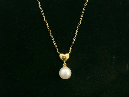Freshwater pearl pendant necklace in 18K yellow gold, 7.5×8 mm pearl, heart-shaped design — Emirates Diamonds
