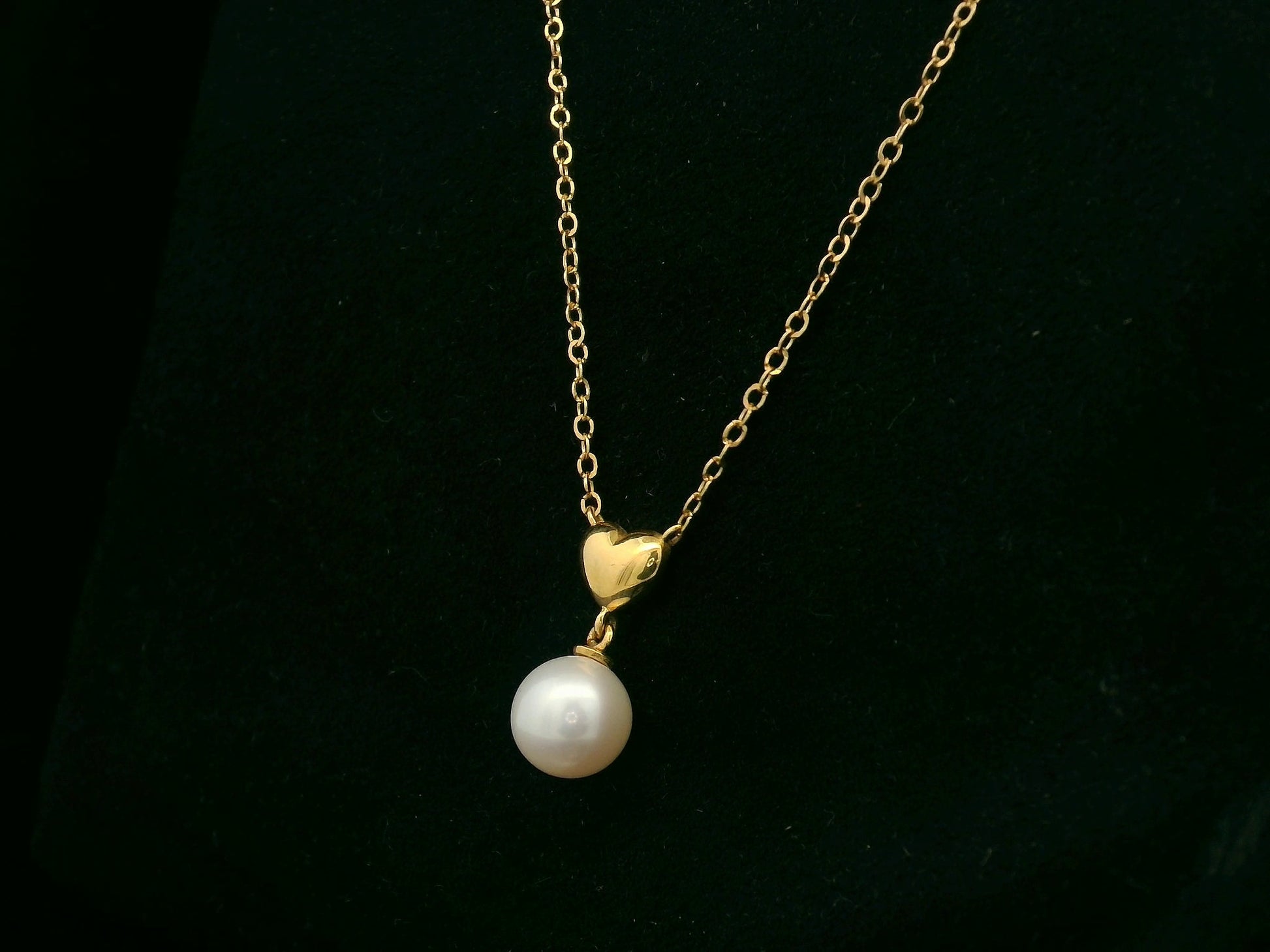 Freshwater pearl pendant necklace in 18K yellow gold, 7.5×8 mm pearl, heart-shaped design — Emirates Diamonds