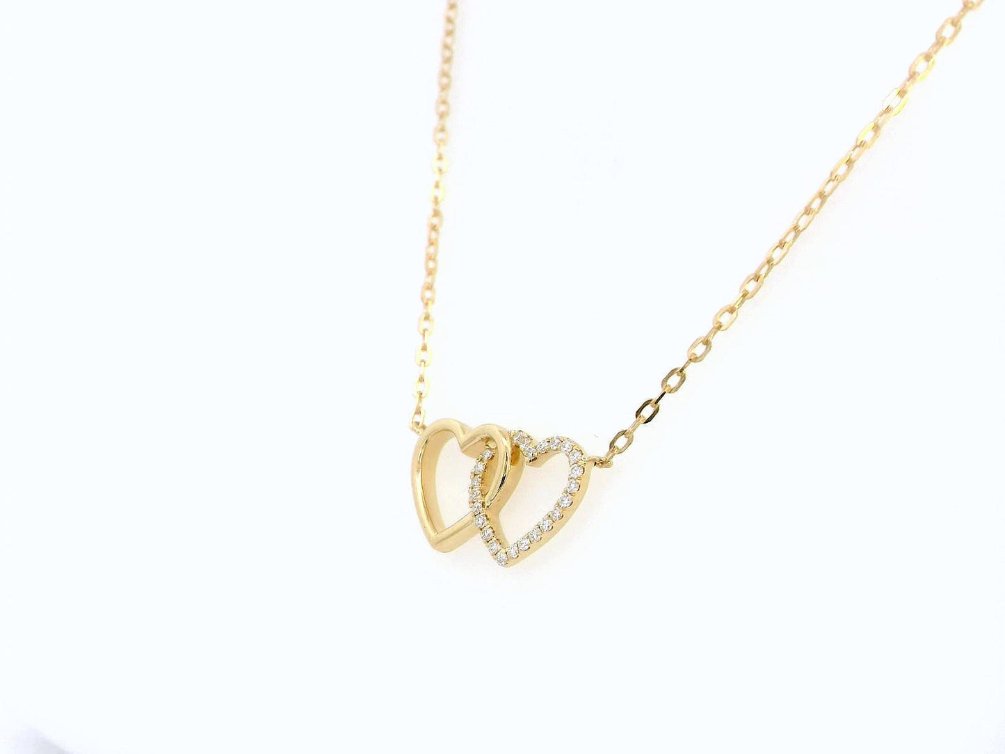 18K Gold Interlinked Hearts Necklace with Diamonds – Elegant Symbol of Love