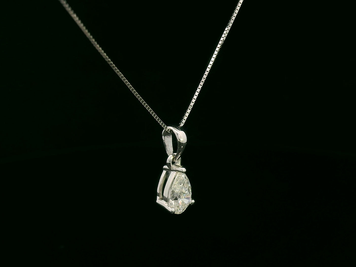 18K white gold pear-shaped solitaire diamond pendant – 0.50 carat teardrop design 