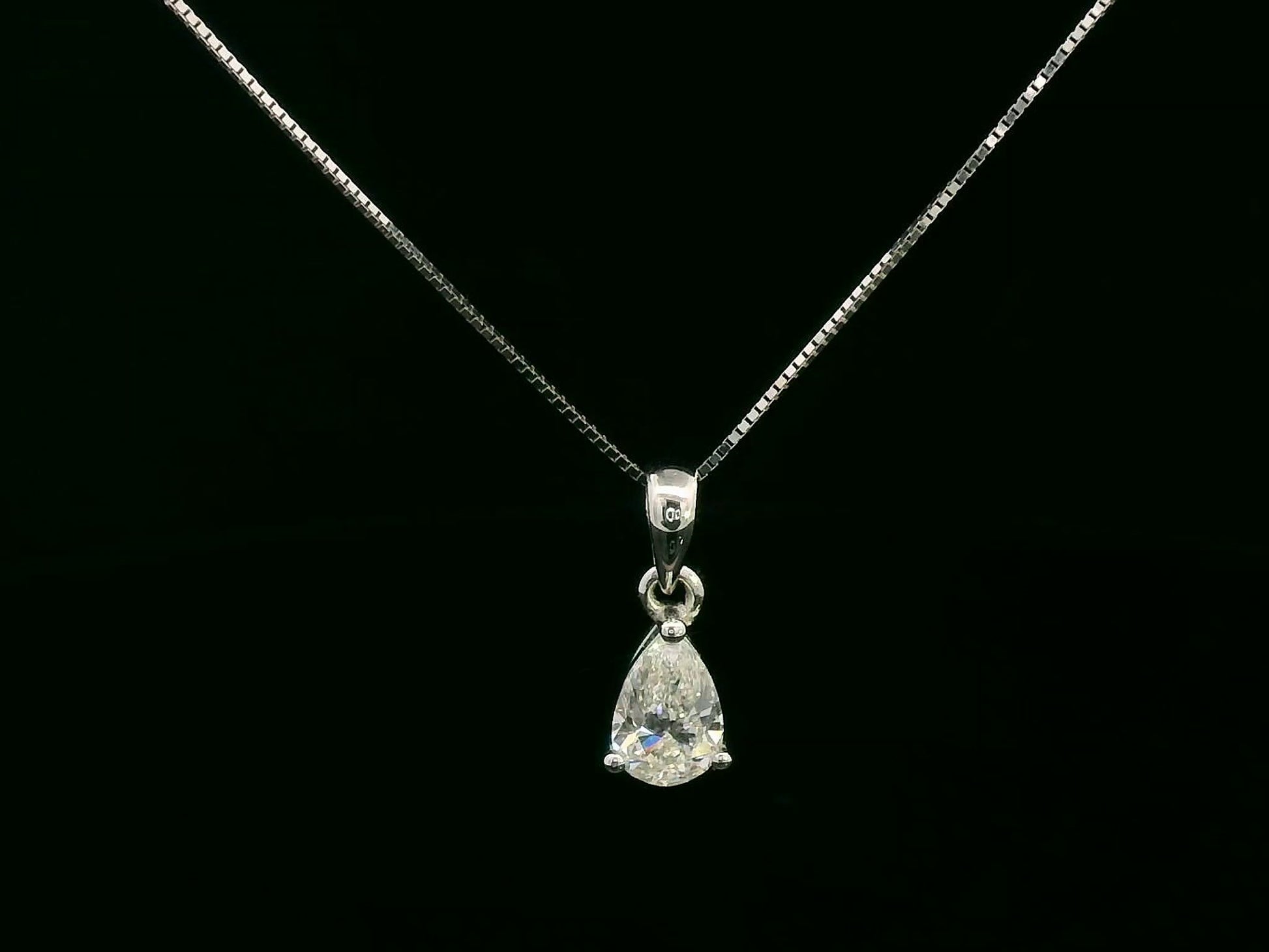 18K white gold pear-shaped solitaire diamond pendant – 0.50 carat teardrop design 