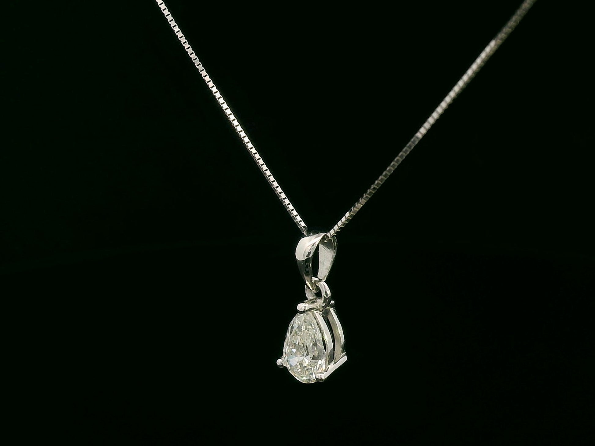 18K white gold pear-shaped solitaire diamond pendant – 0.50 carat teardrop design 
