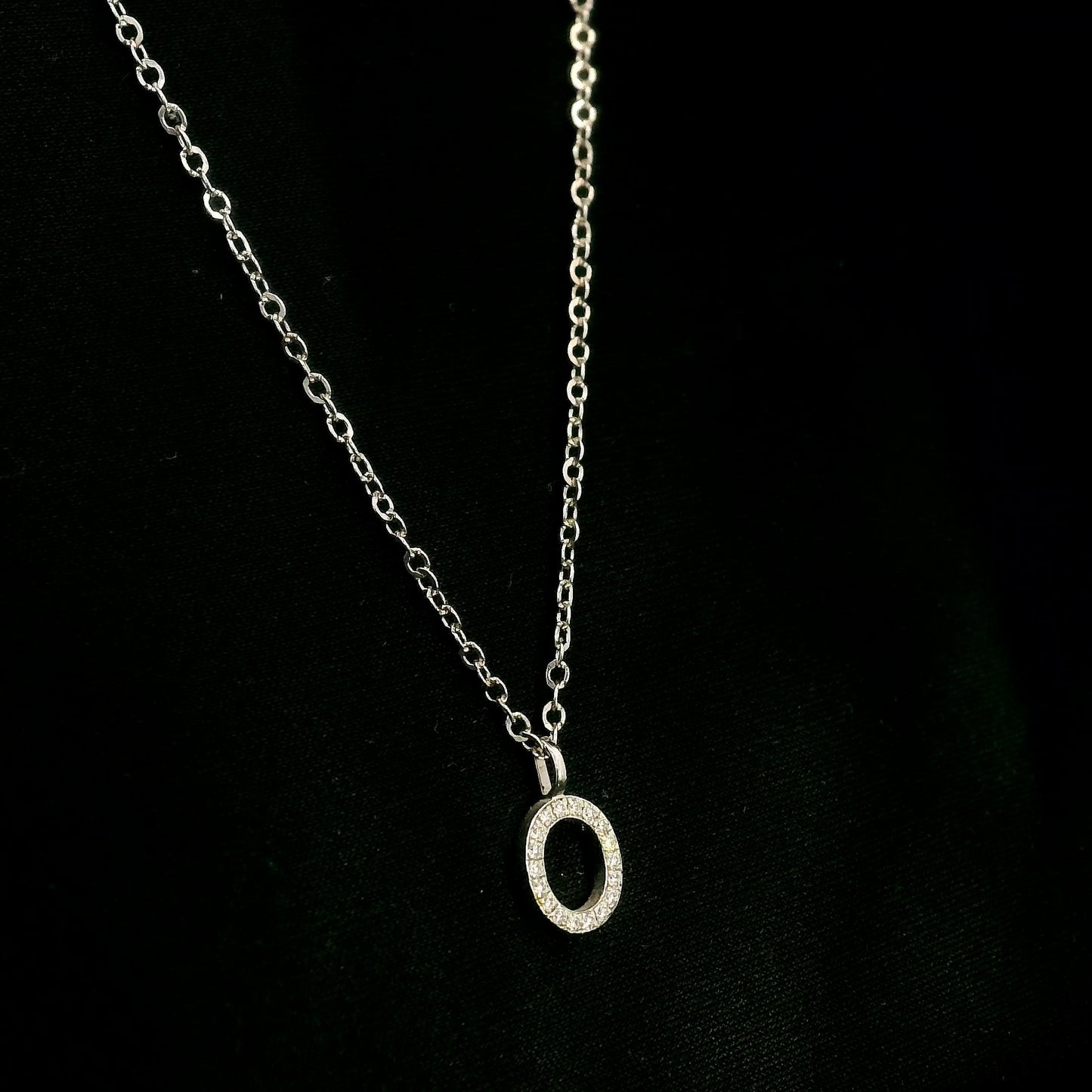 Diamond Initial O Alphabet Pendant In 18k Gold