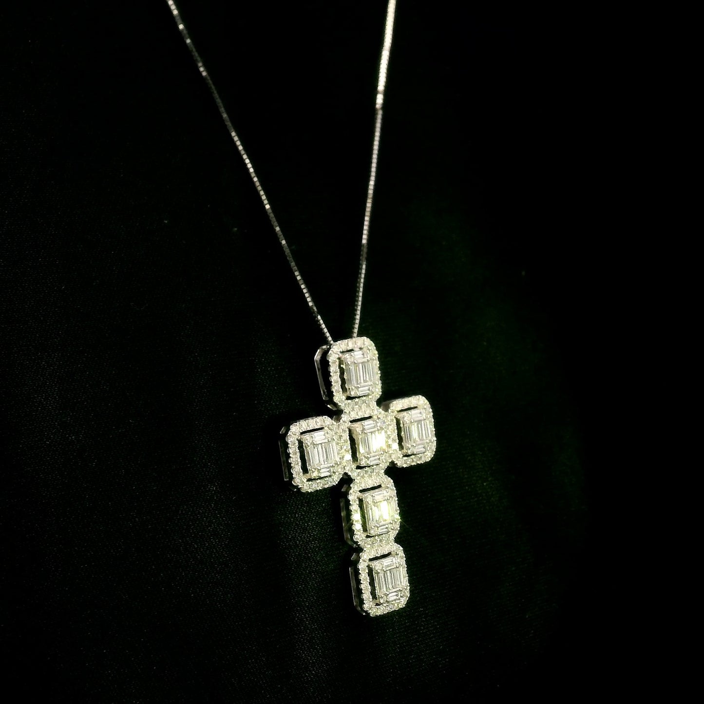 18K white gold cross pendant set with baguette and round brilliant diamonds, 1.41 carat total diamond weight