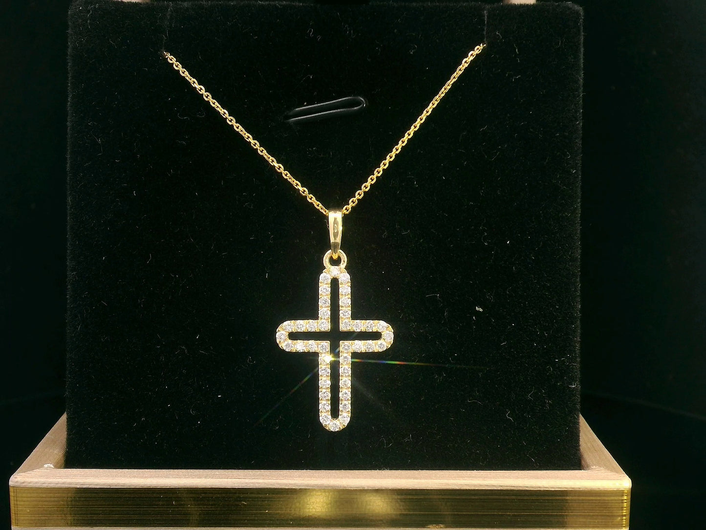 18K yellow gold diamond cross pendant with 0.37 carats of diamonds – elegant and timeless religious jewelry