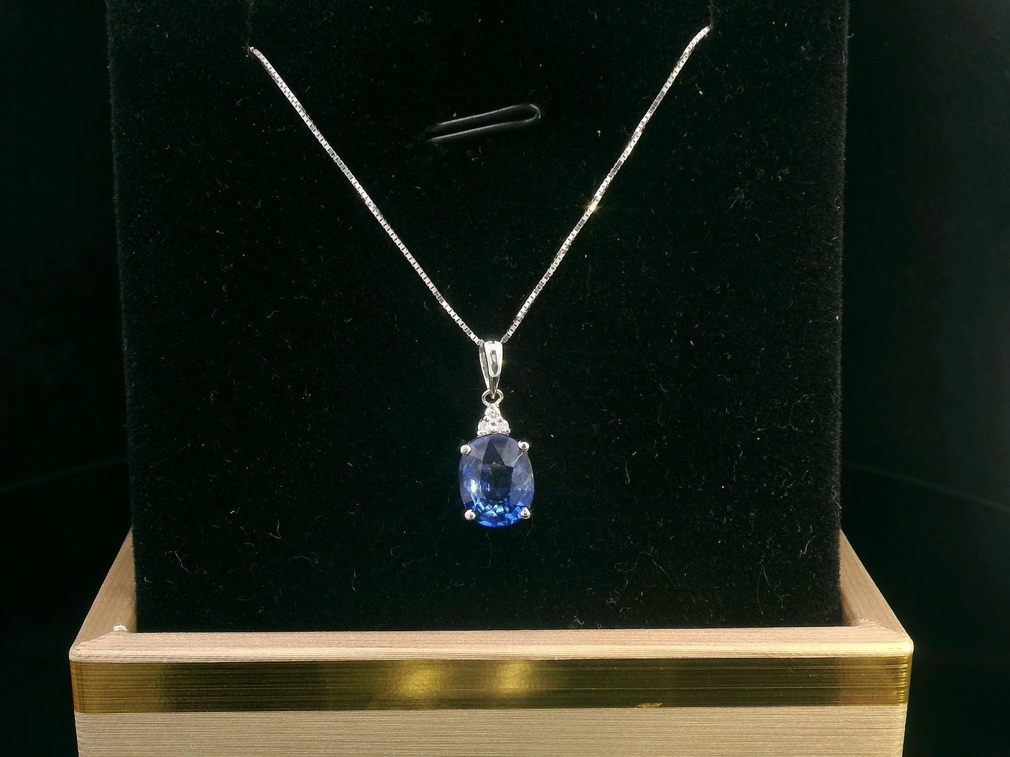 18K gold oval sapphire pendant with 1.95 Ct blue sapphire and 0.03 Ct diamond accents, classic gemstone jewelry