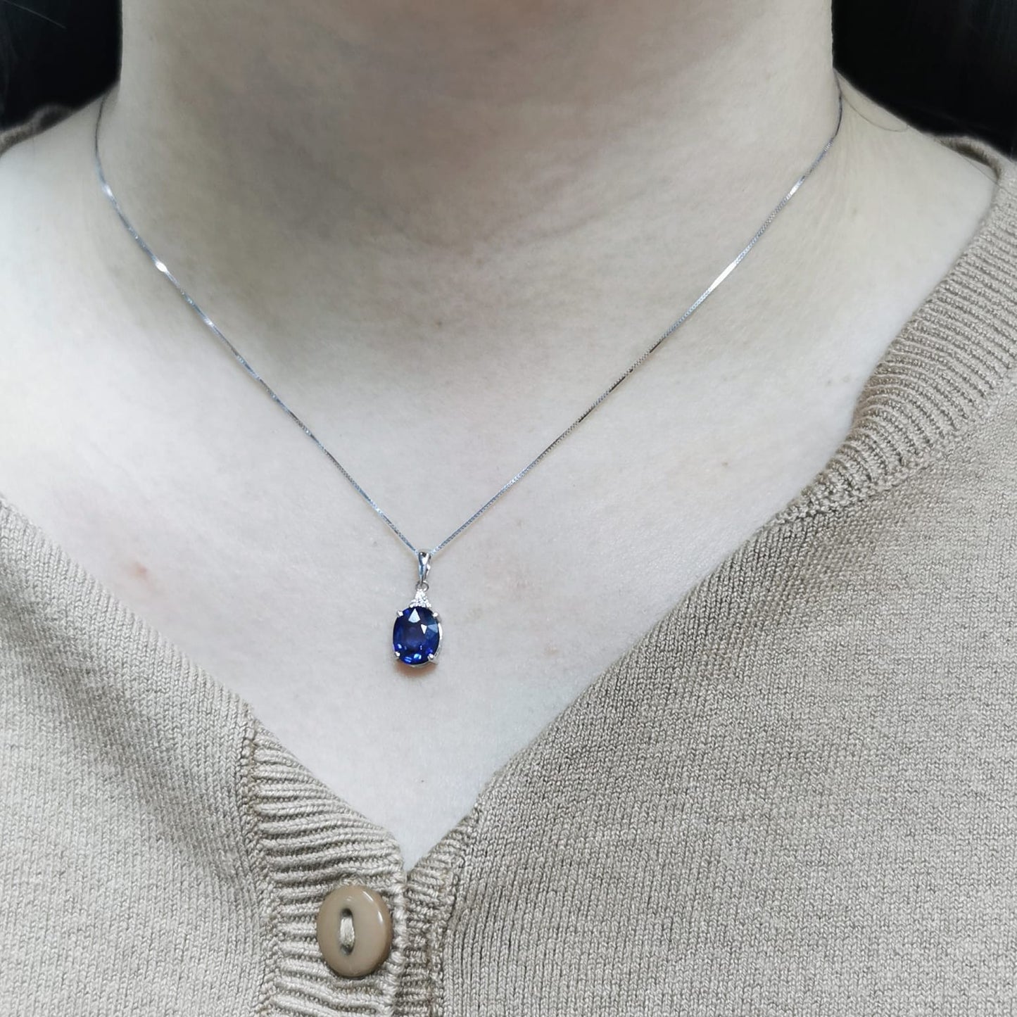 18K gold oval sapphire pendant with 1.95 Ct blue sapphire and 0.03 Ct diamond accents, classic gemstone jewelry