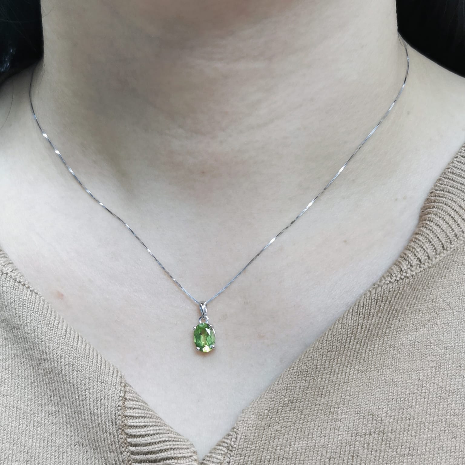 18K white gold peridot pendant, 1.33-carat oval-cut gemstone, August birthstone necklace, modern peridot layering jewelry for women, elegant gemstone pendant gift